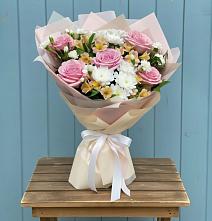 Букет цветов из:  Гвоздики, Орхидеи и Розы в Приморско-Ахтарске