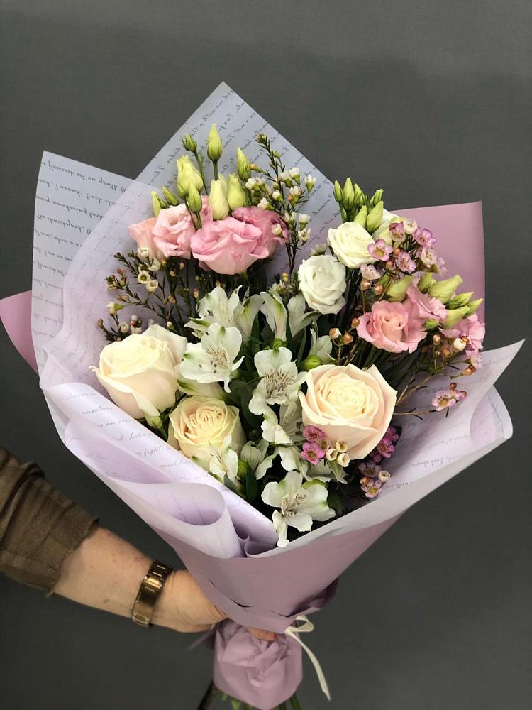 Букет цветов из: Альстромерии, Розы и Лизиантусы в Приморско-Ахтарске