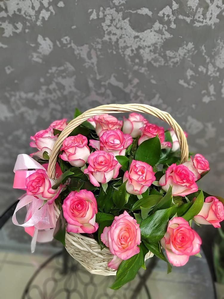 Цветочная композиция из Розы в корзине в Приморско-Ахтарске