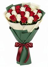 Букет Микс из красных и белых роз в Приморско-Ахтарске