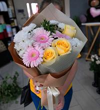 Букет цветов из:  Герберы, Розы и Хризантемы в Приморско-Ахтарске