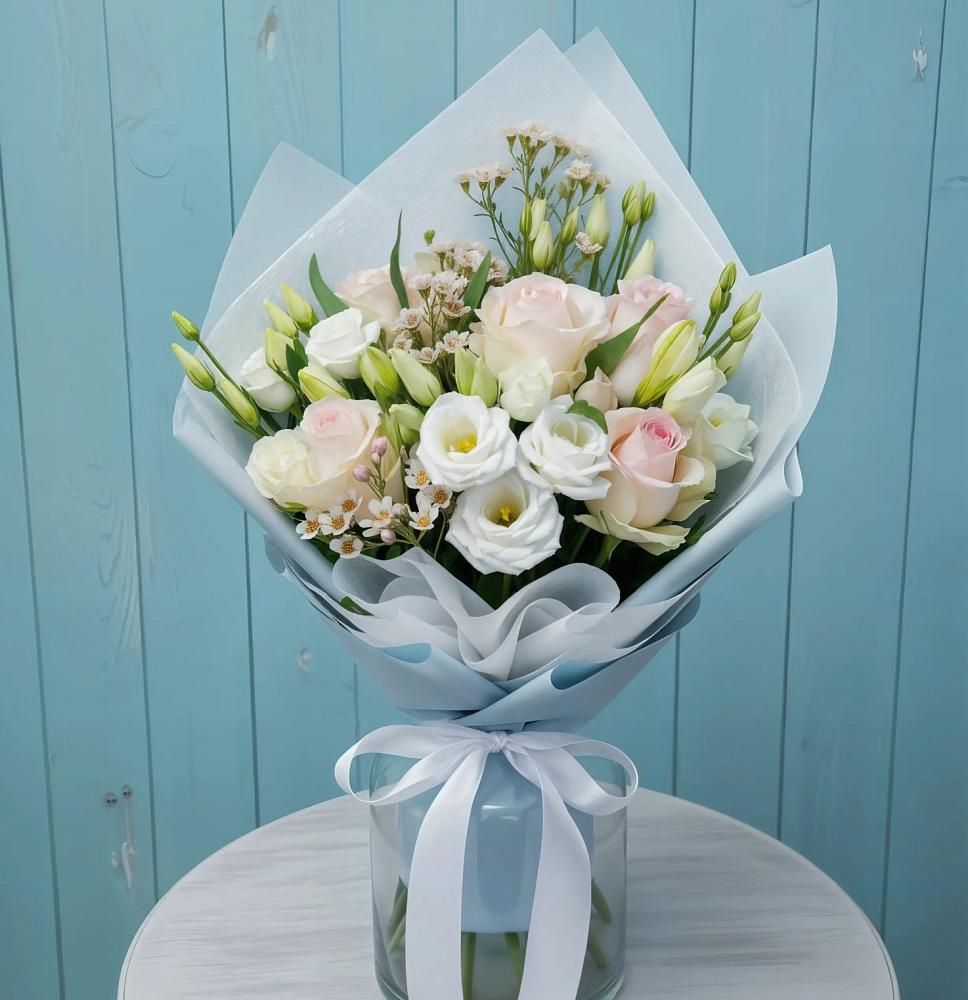 Букет цветов из: Розы и Лизиантусы в Приморско-Ахтарске