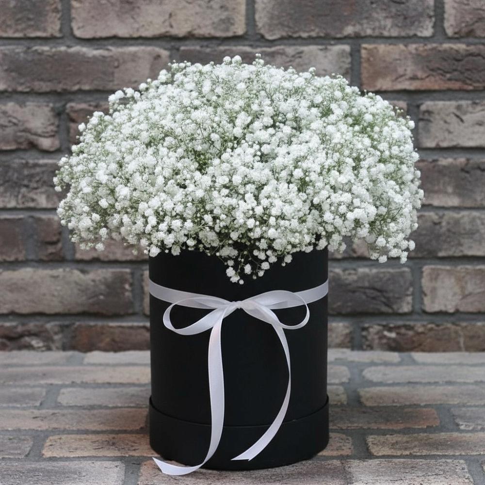 Цветочная композиция из Гипсофила в шляпной коробке в Приморско-Ахтарске