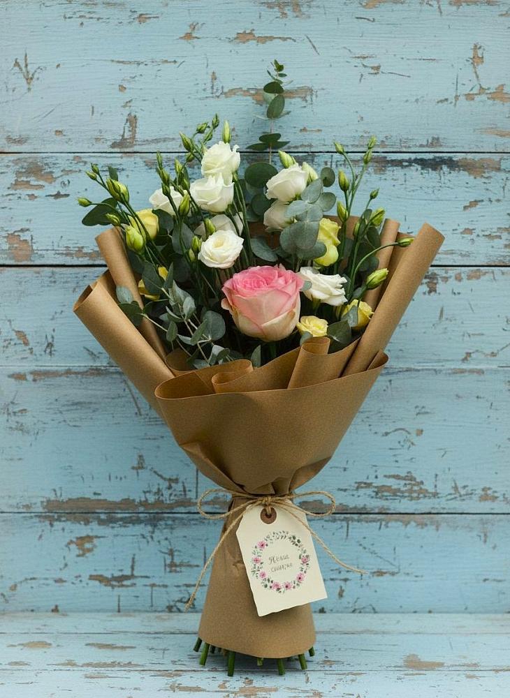 Букет цветов из: Розы и Лизиантусы в Приморско-Ахтарске