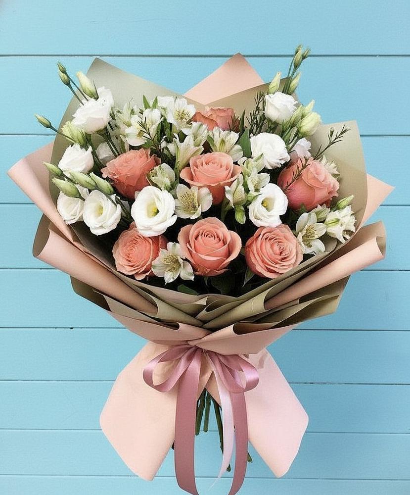 Букет цветов из: Розы, Альстромерии и Лизиантусы в Приморско-Ахтарске