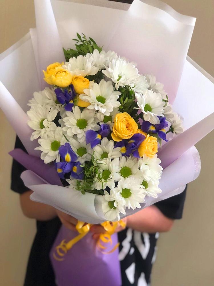 Букет цветов из: Ирисы, Хризантемы и Розы в Приморско-Ахтарске