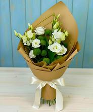 Букет цветов из:  Хризантемы и Лизиантусы в Приморско-Ахтарске