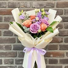 Букет цветов из:  Лизиантусы и Розы в Приморско-Ахтарске