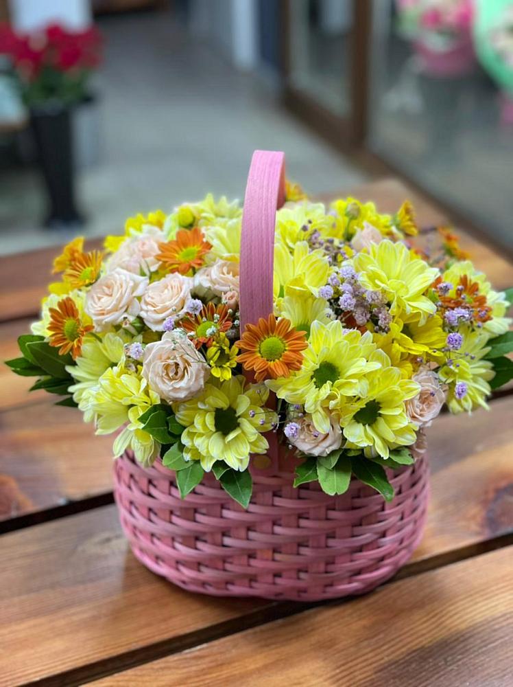 Цветочная композиция из Хризантемы и Розы в корзине в Приморско-Ахтарске