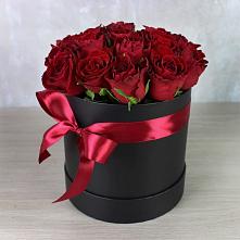 Цветочная композиция из Розы в шляпной коробке в Приморско-Ахтарске