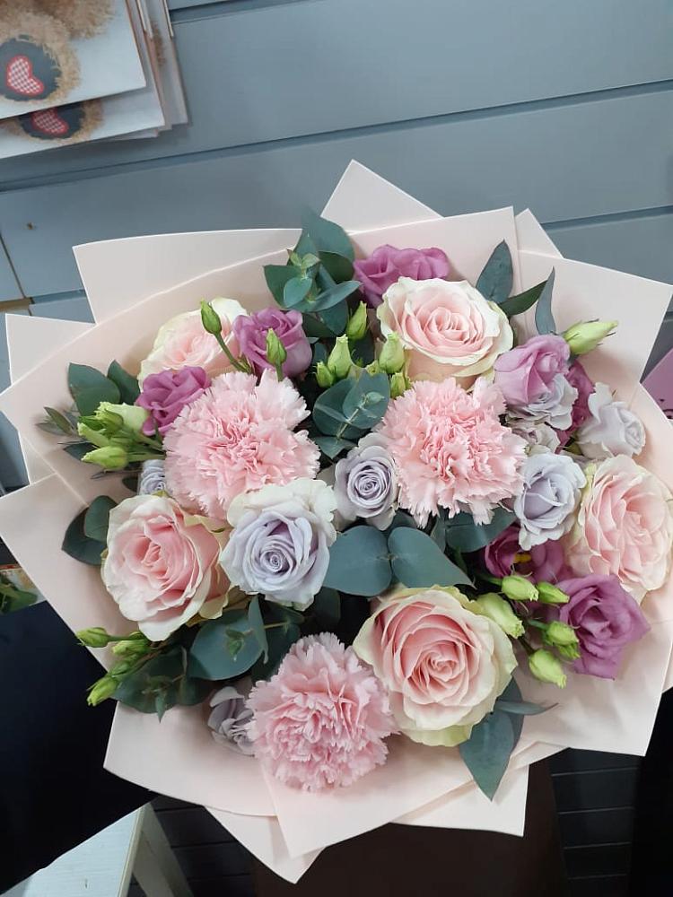 Букет цветов из: Розы, Гвоздики и Лизиантусы в Приморско-Ахтарске