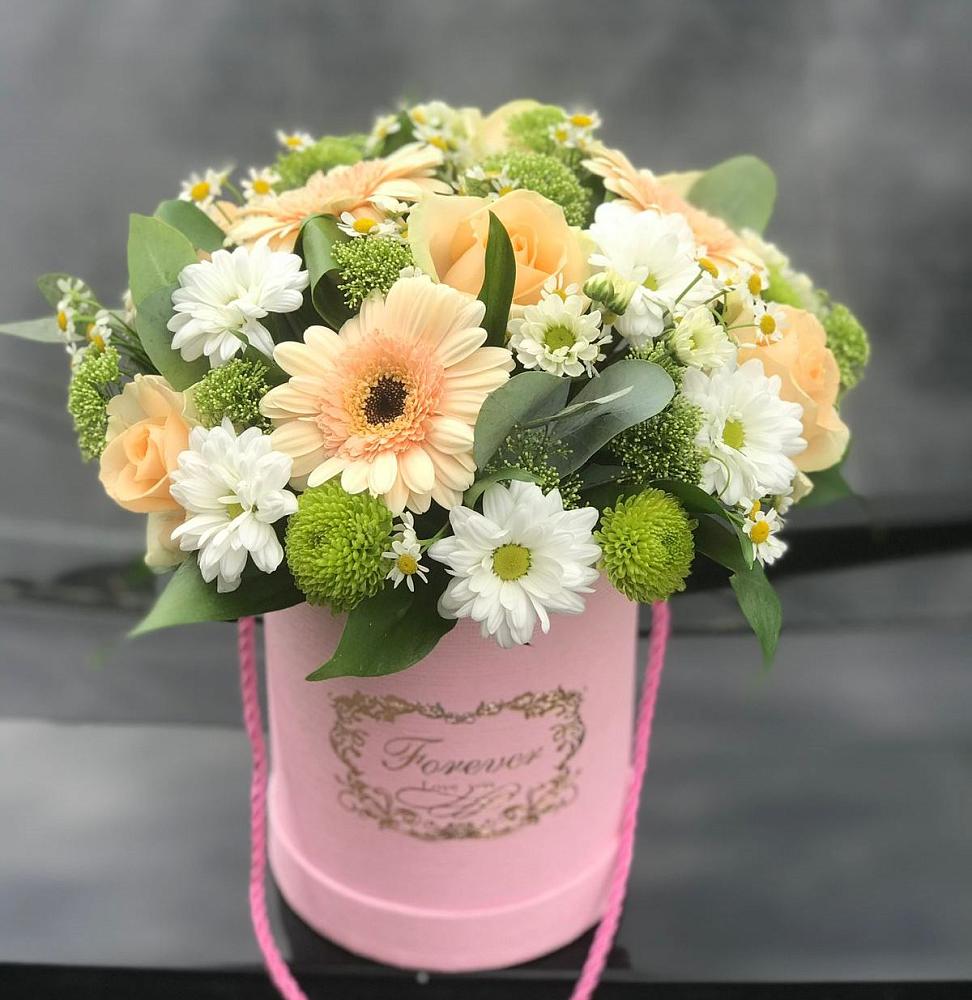 Цветочная композиция из Розы, Герберы и Хризантемы в шляпной коробке в Приморско-Ахтарске