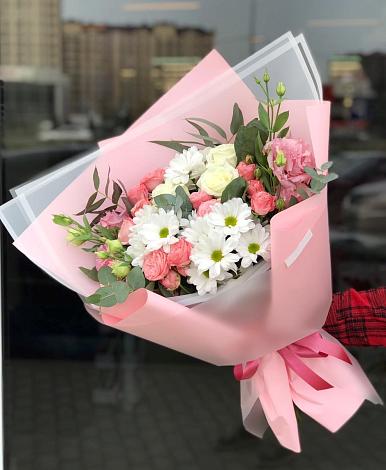 Букет цветов из: Розы, Лизиантусы и Хризантемы в Приморско-Ахтарске