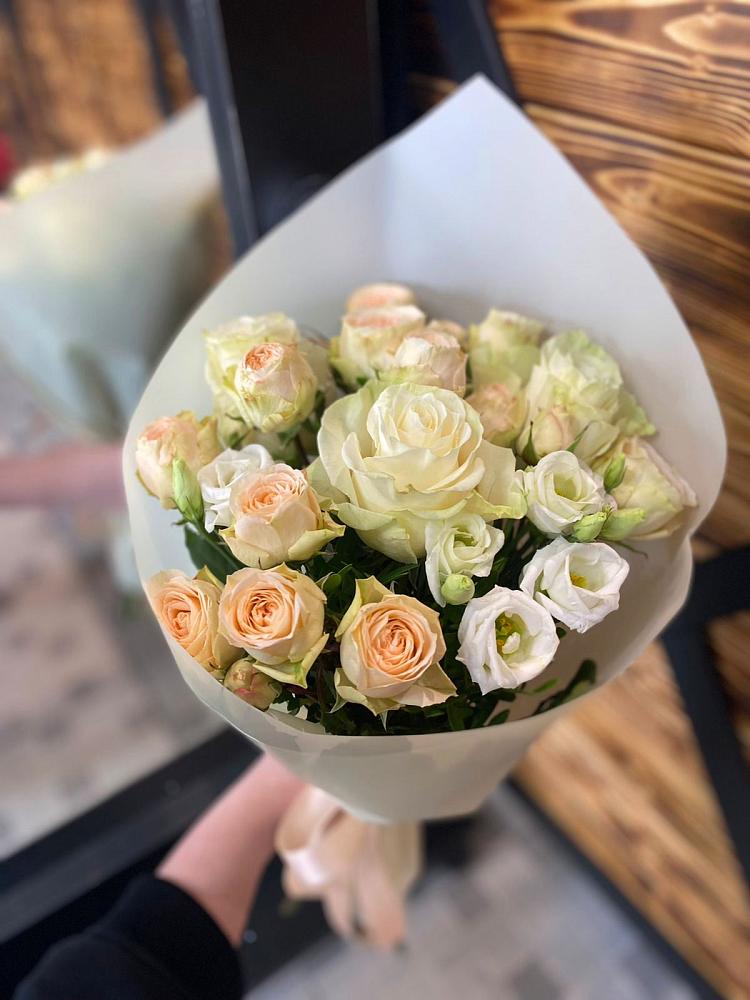 Букет цветов из: Розы и Лизиантусы в Приморско-Ахтарске